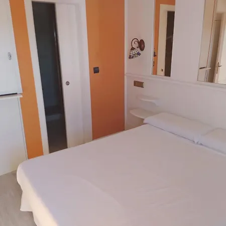 Aro's Hotel 2*